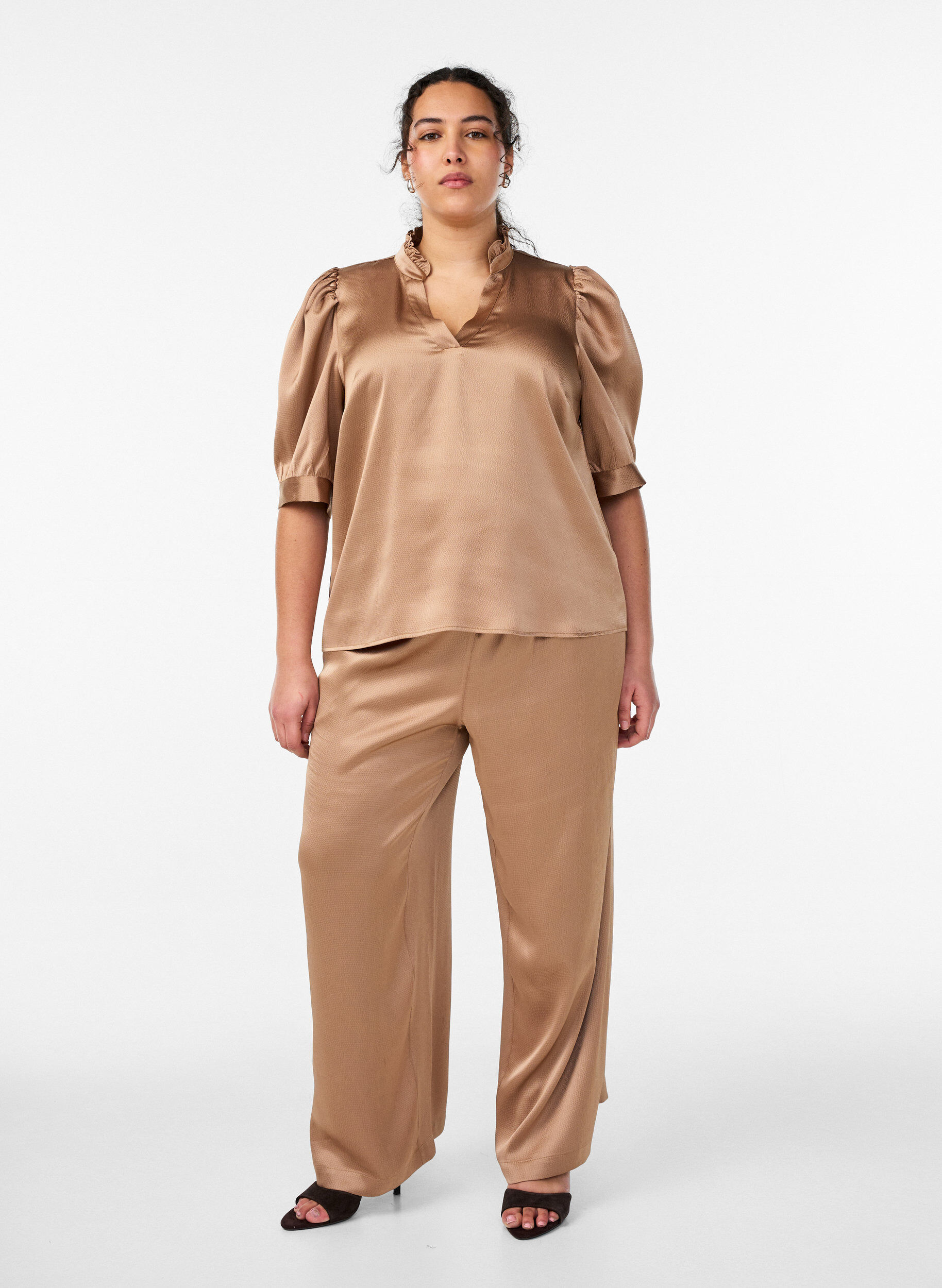 ZizziBluse med satenglook, 1/2-ermer og volangkrage, Brun, Model image number 1