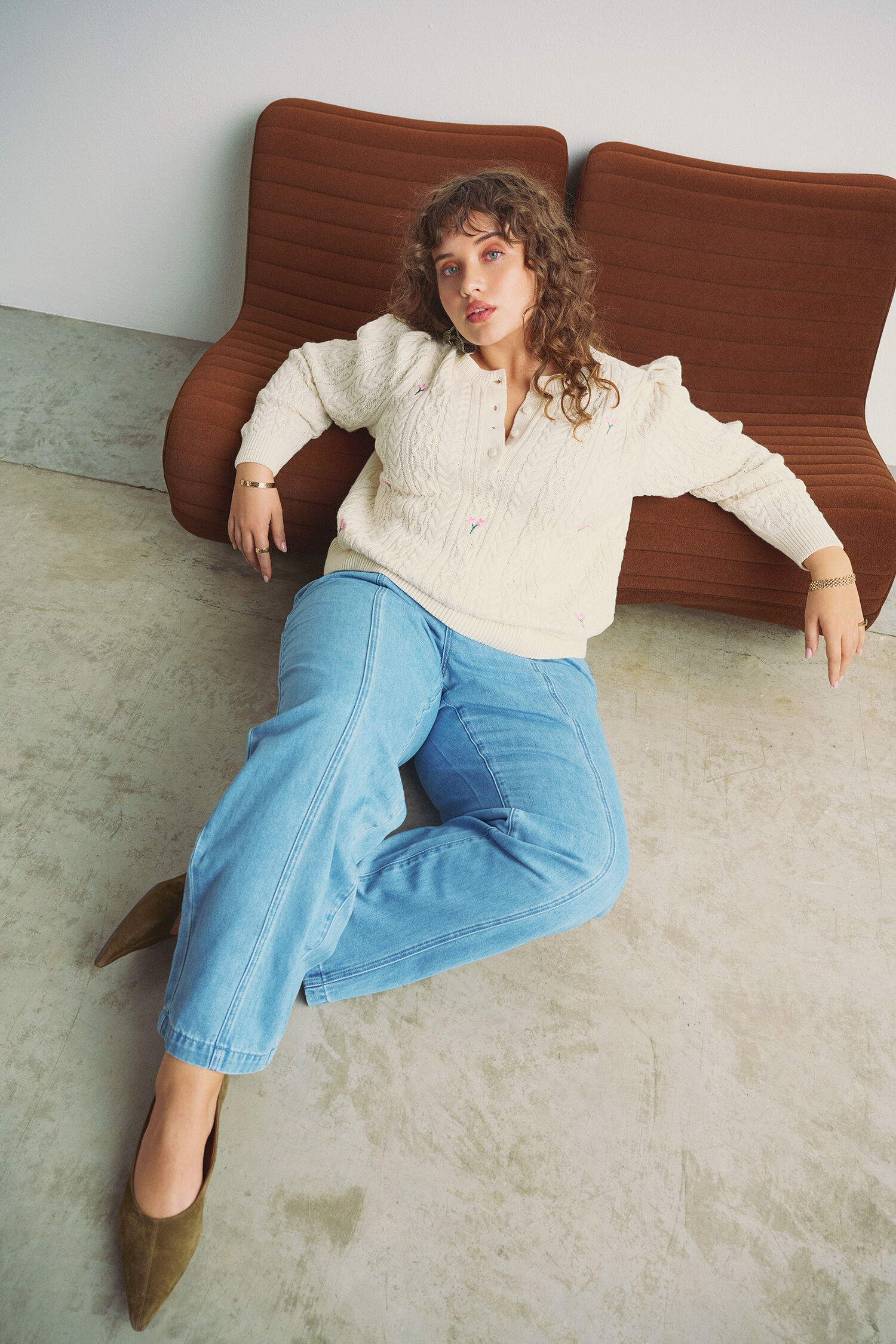 Strikkebluse med broderte blomster, , Model