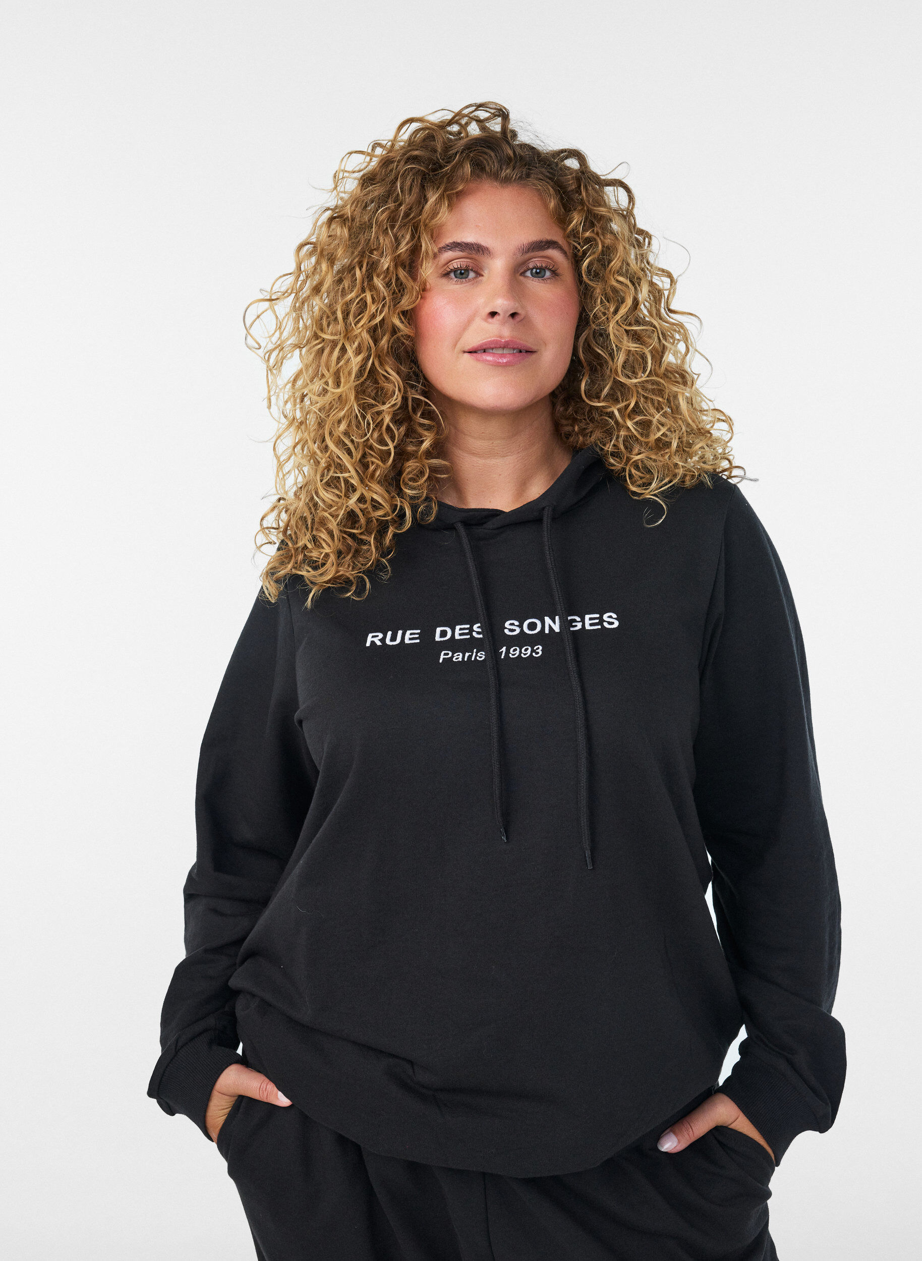 ZizziGenser med hette og trykk, Svart, Model image number 3