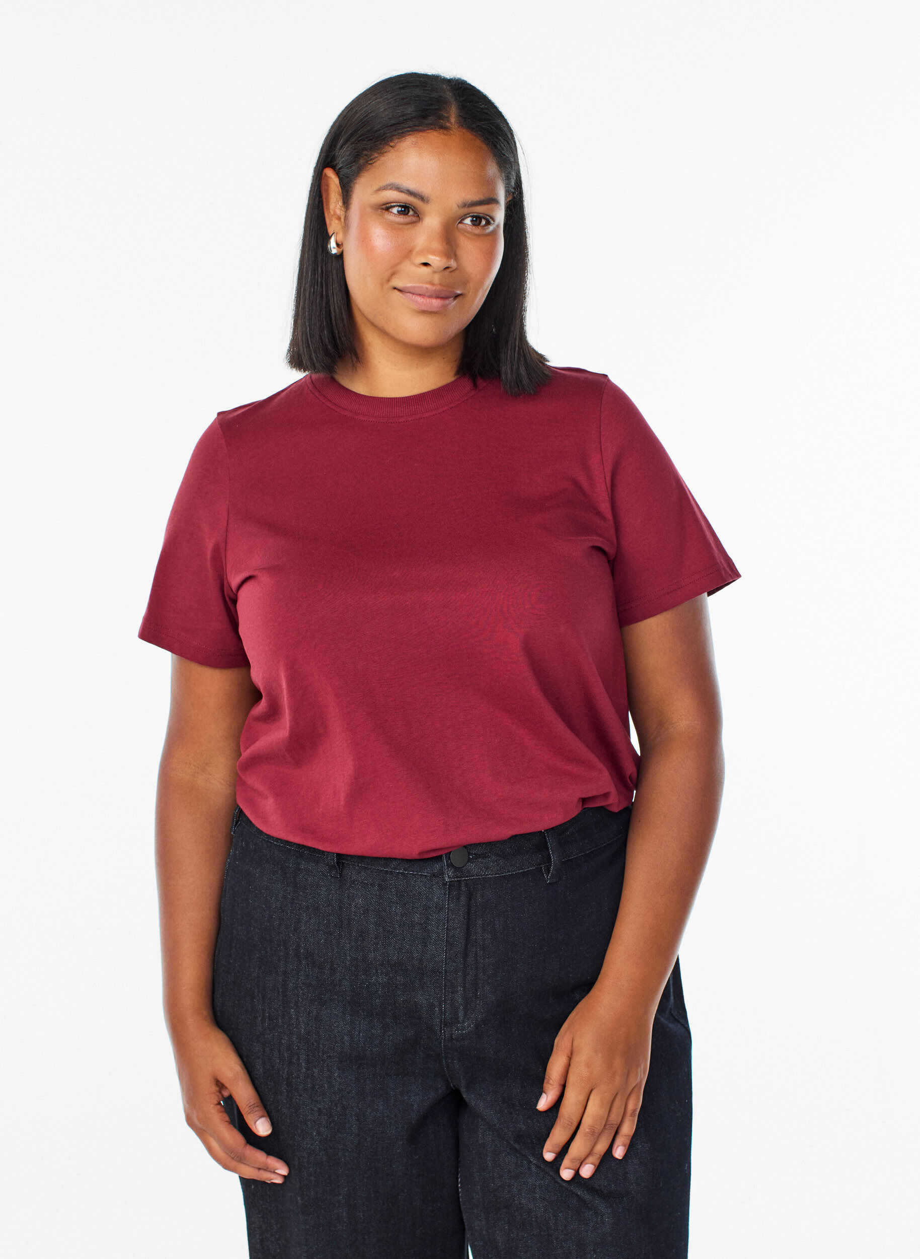 Basic T-skjorte i bomull med rund hals, M&oslash;rk Bordeaux, Model