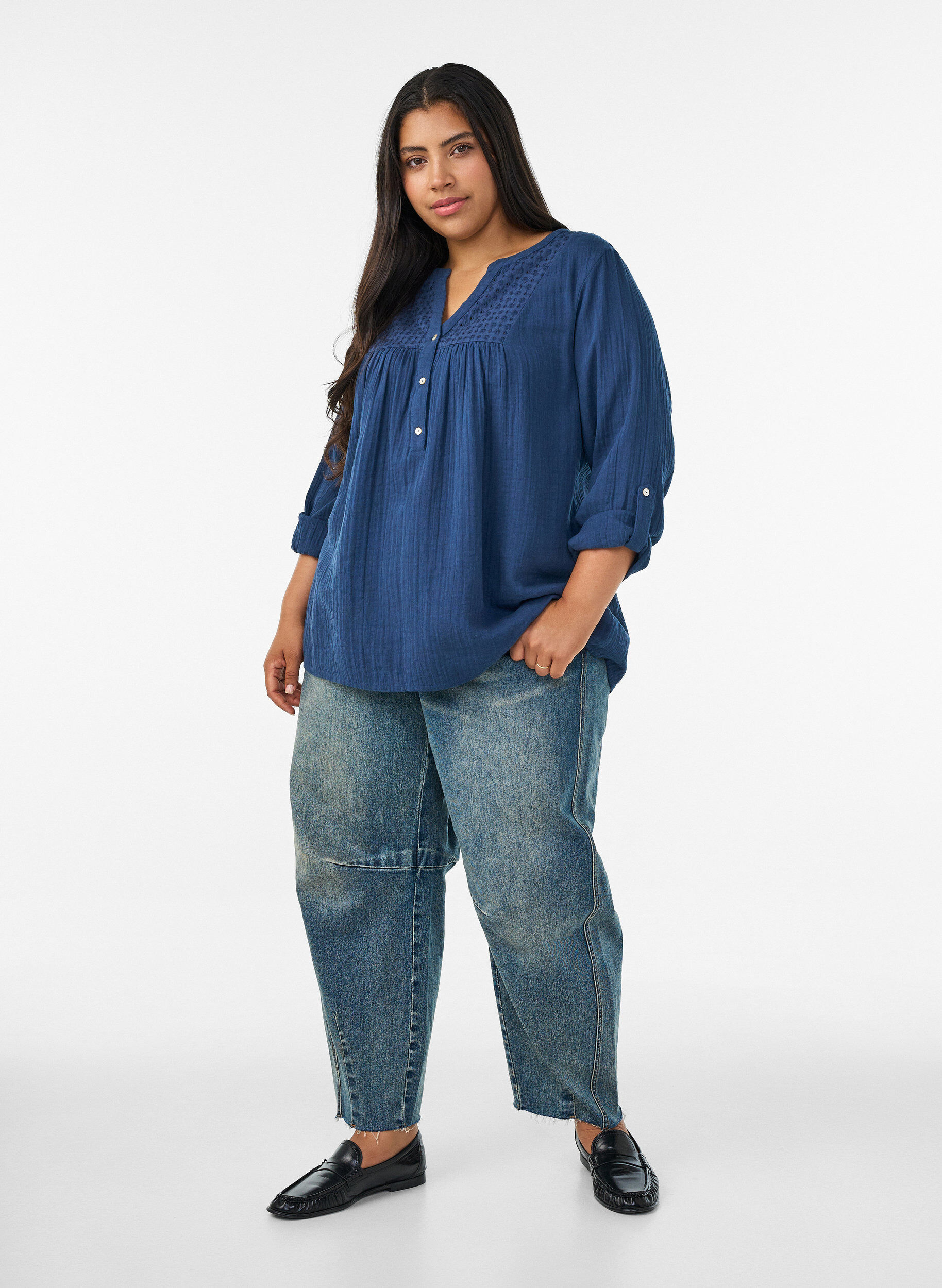 ZizziBluse i bomullsmuslin med broderie anglaise, Bl&aring;, Model image number 1