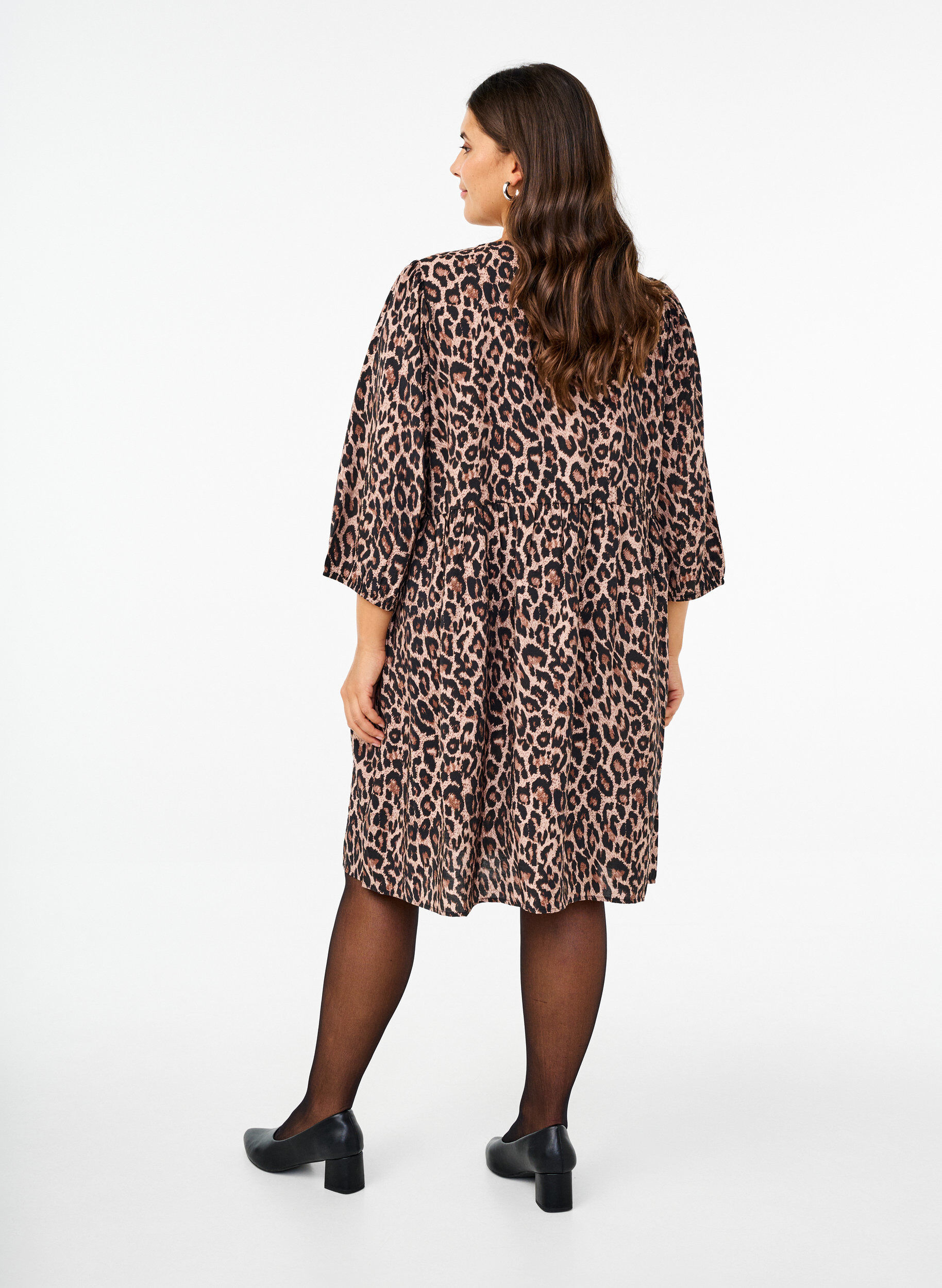 Zizzi Kjole med sl&oslash;yfer og 3/4 ermer, LEO AOP, Model image number 1