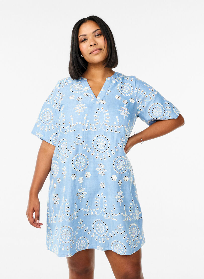 Kort kjole med et dekorativt hullmønster, Faded Denim w. White, Model