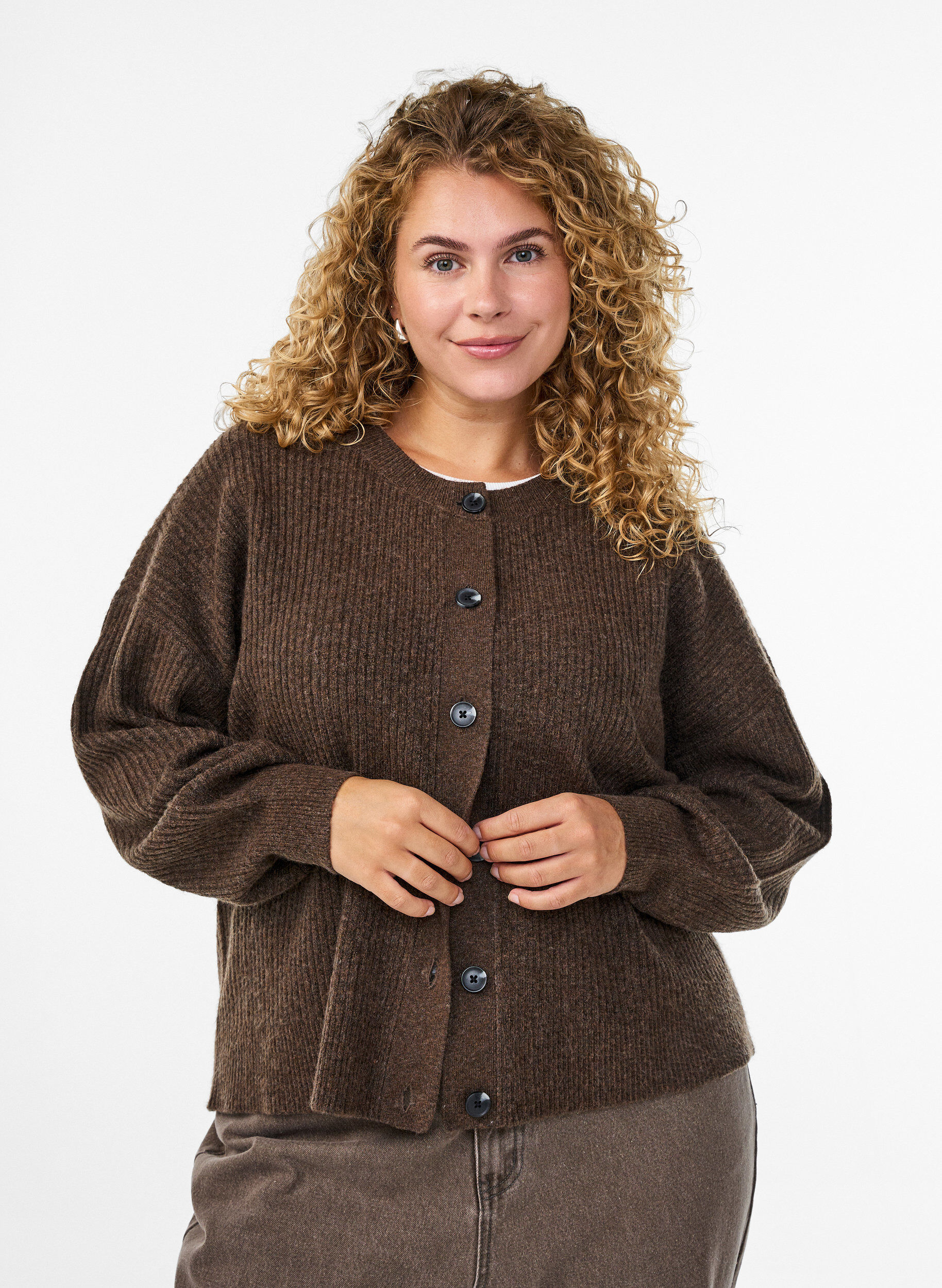 Ribbestrikket cardigan med knapper, Brun, Model