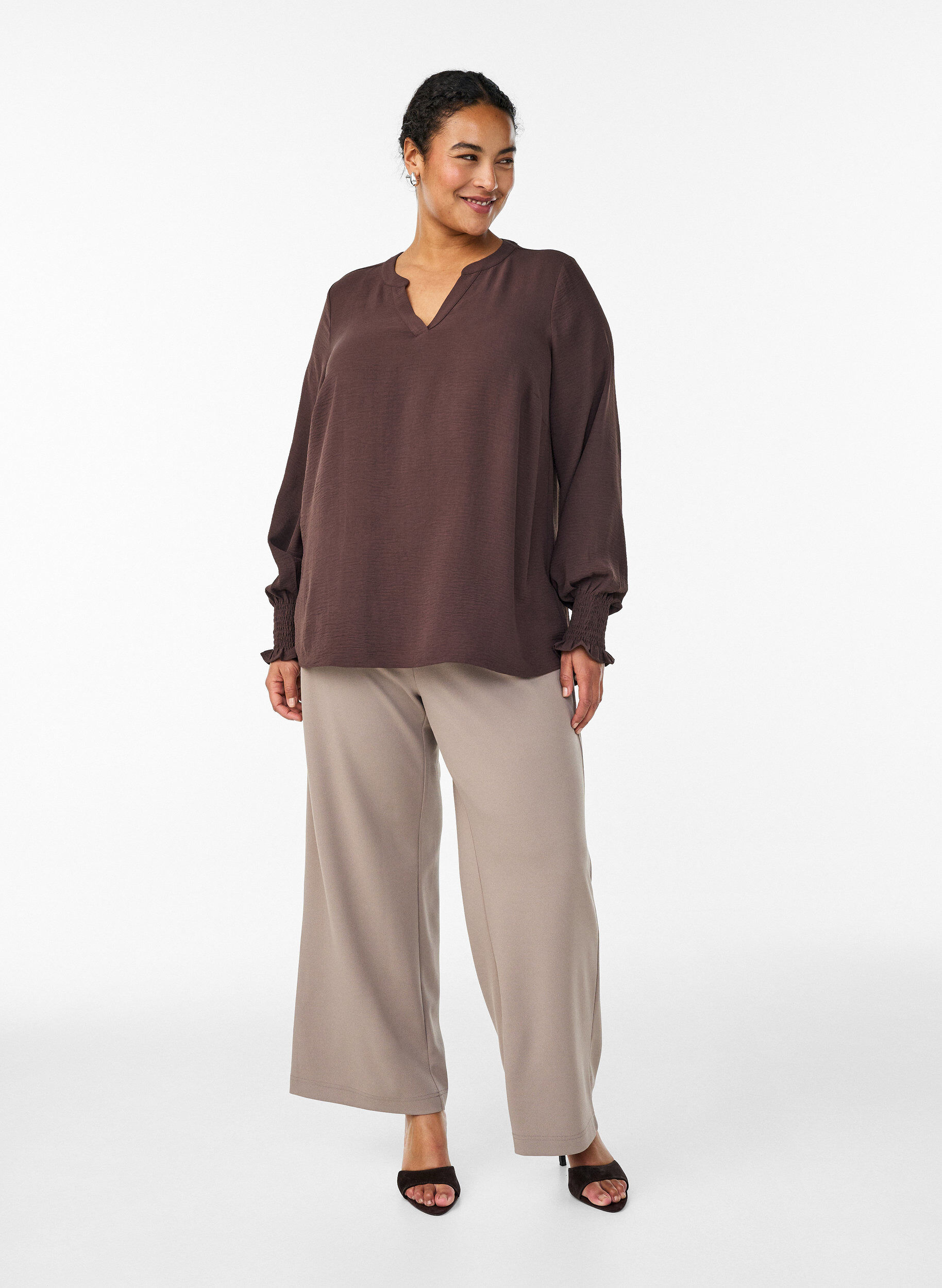 ZizziBluse med smockmansjetter og V-hals, Brun, Model image number 1