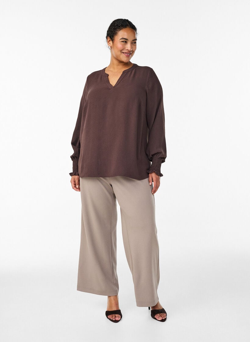 Bluse med smockmansjetter og V-hals, Brun, Model image number 1