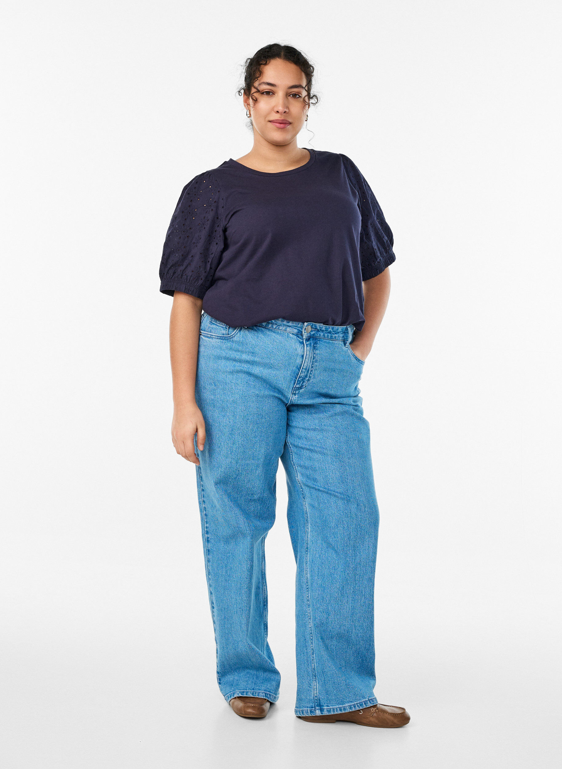 Zizzi T-skjorte med Broderie Anglaise-ermer, Bl&aring;, Model image number 1