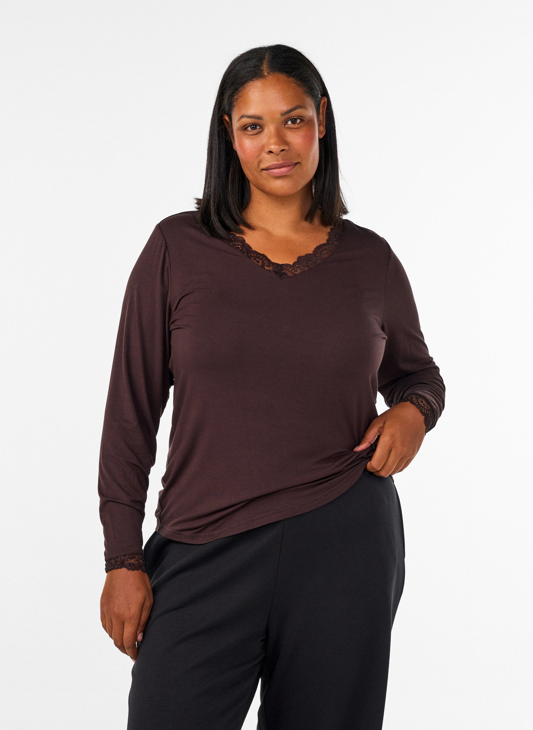 Viskose bluse med blonder og V-hals, Brun, Model