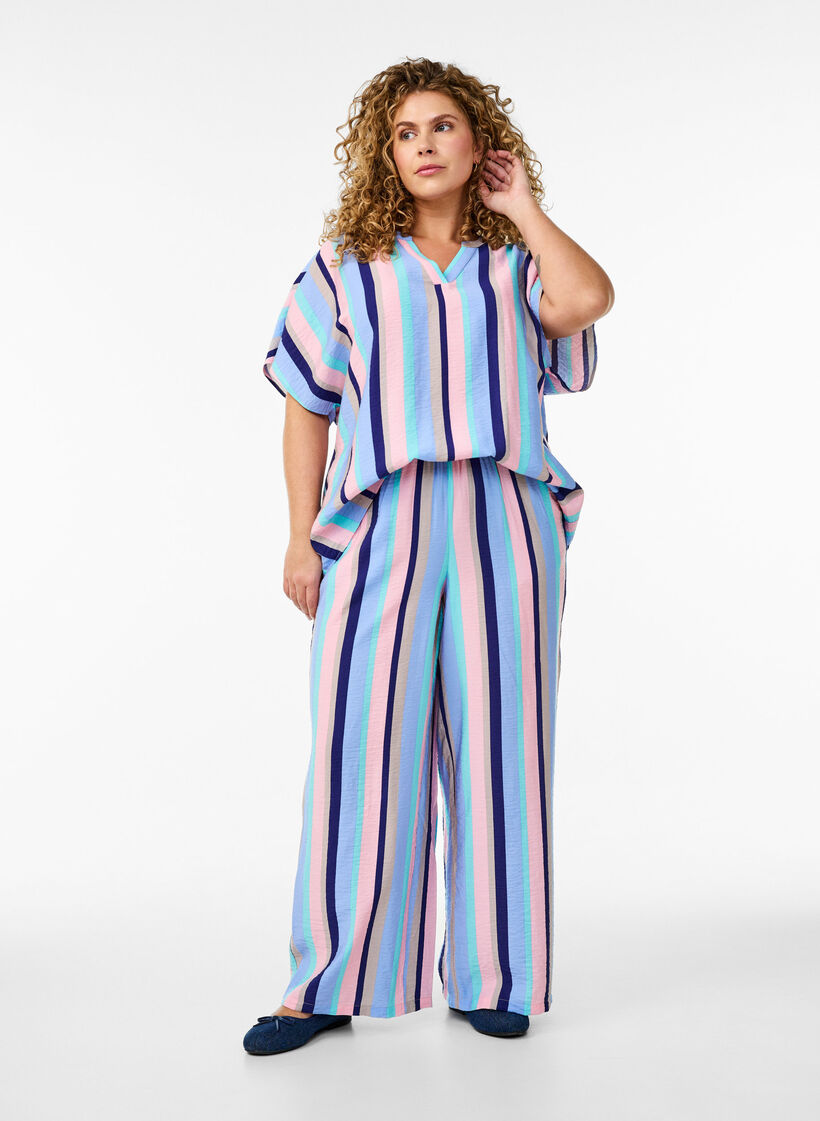 Bukse i viskose med striper og ledig passform, Pastel stripe, Model
