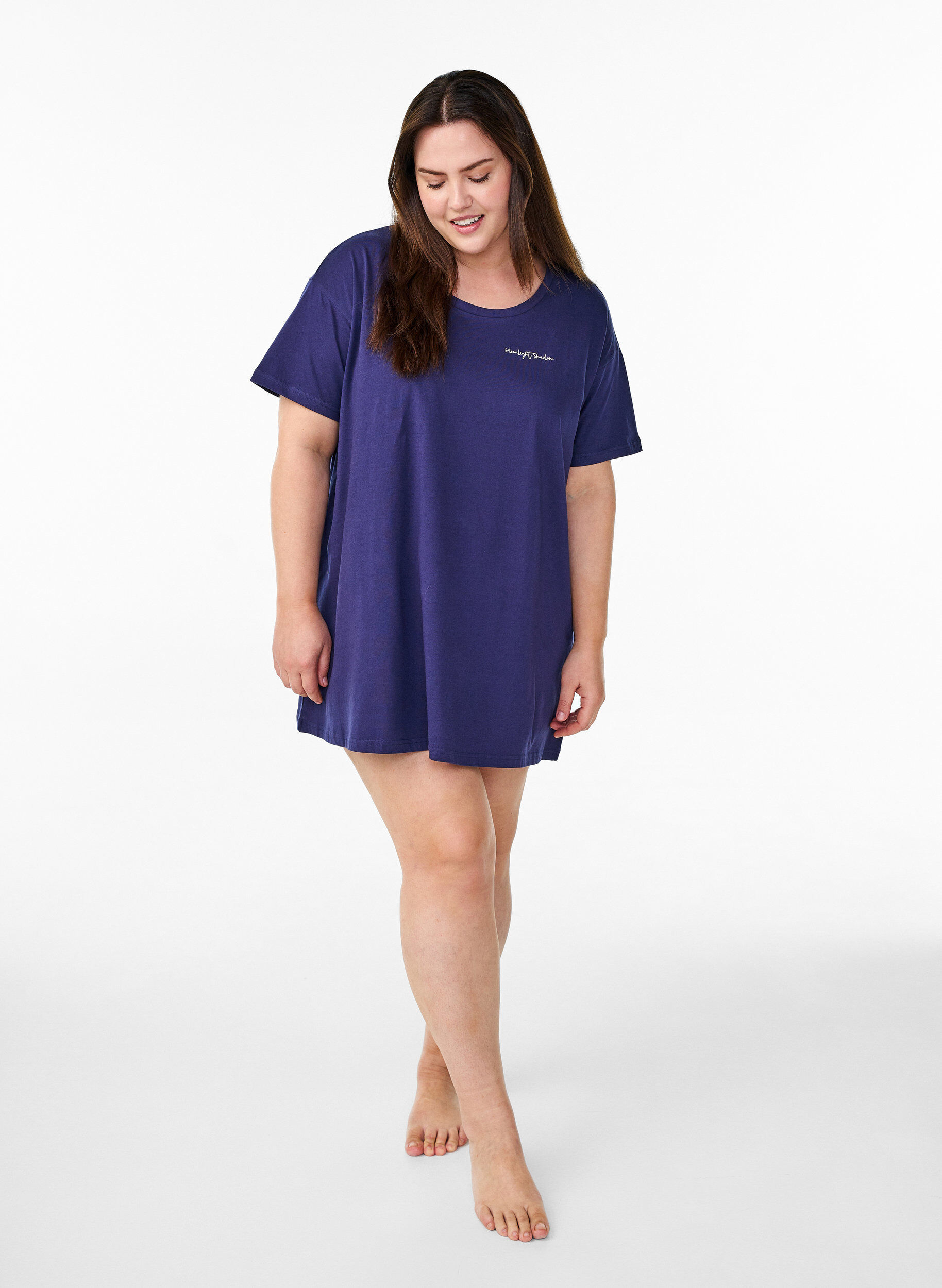 Zizzi Lang natt-T-skjorte i &oslash;kologisk bomull med trykk, Bl&aring;, Model image number 1