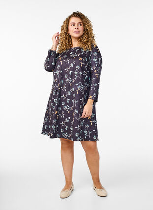 Zizzi Kort A-linjekjole med 7/8 ermer, Svart, Model image number 1