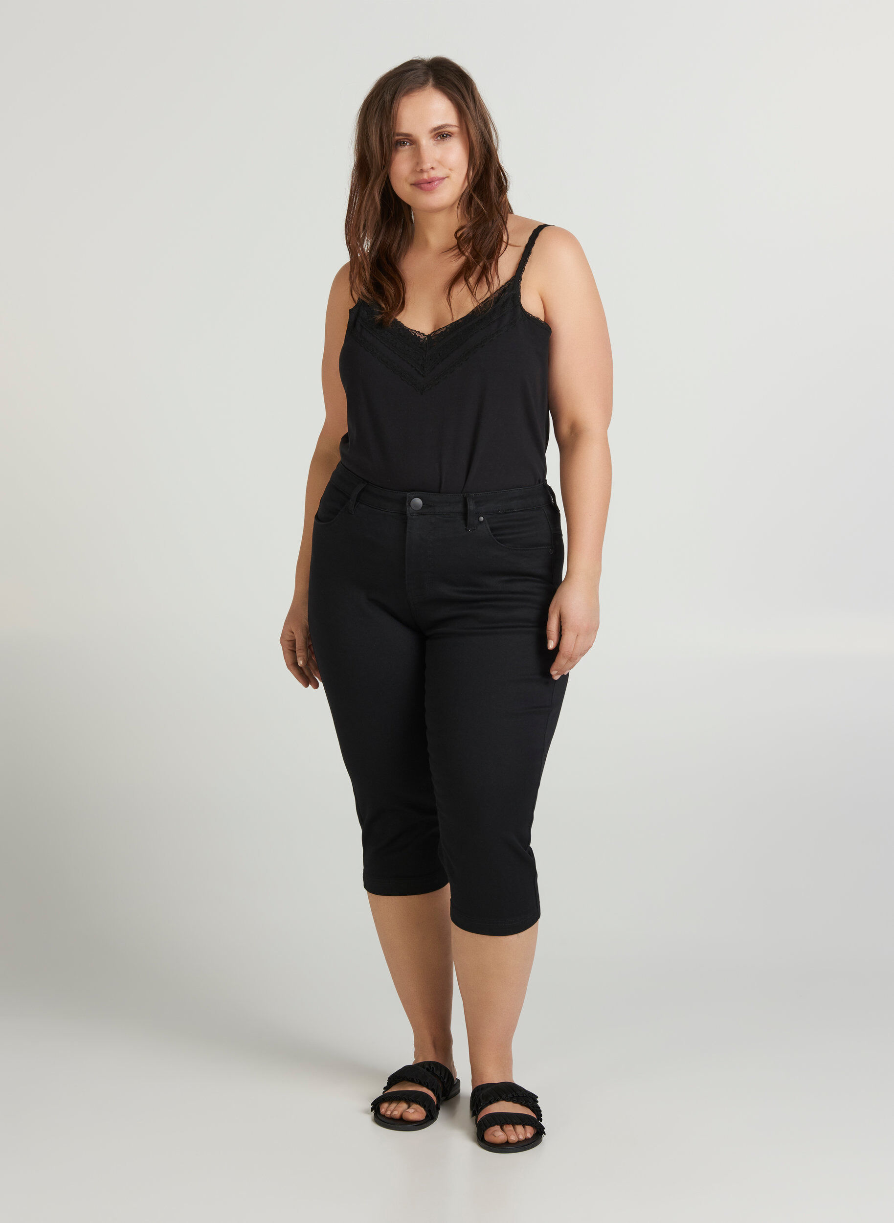 Zizzi Slim fit Emily caprijeans, Svart, Model image number 1