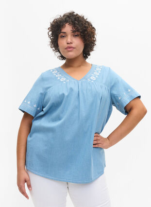 Kortermet bluse med broderi, Light blue denim, Model image number 0
