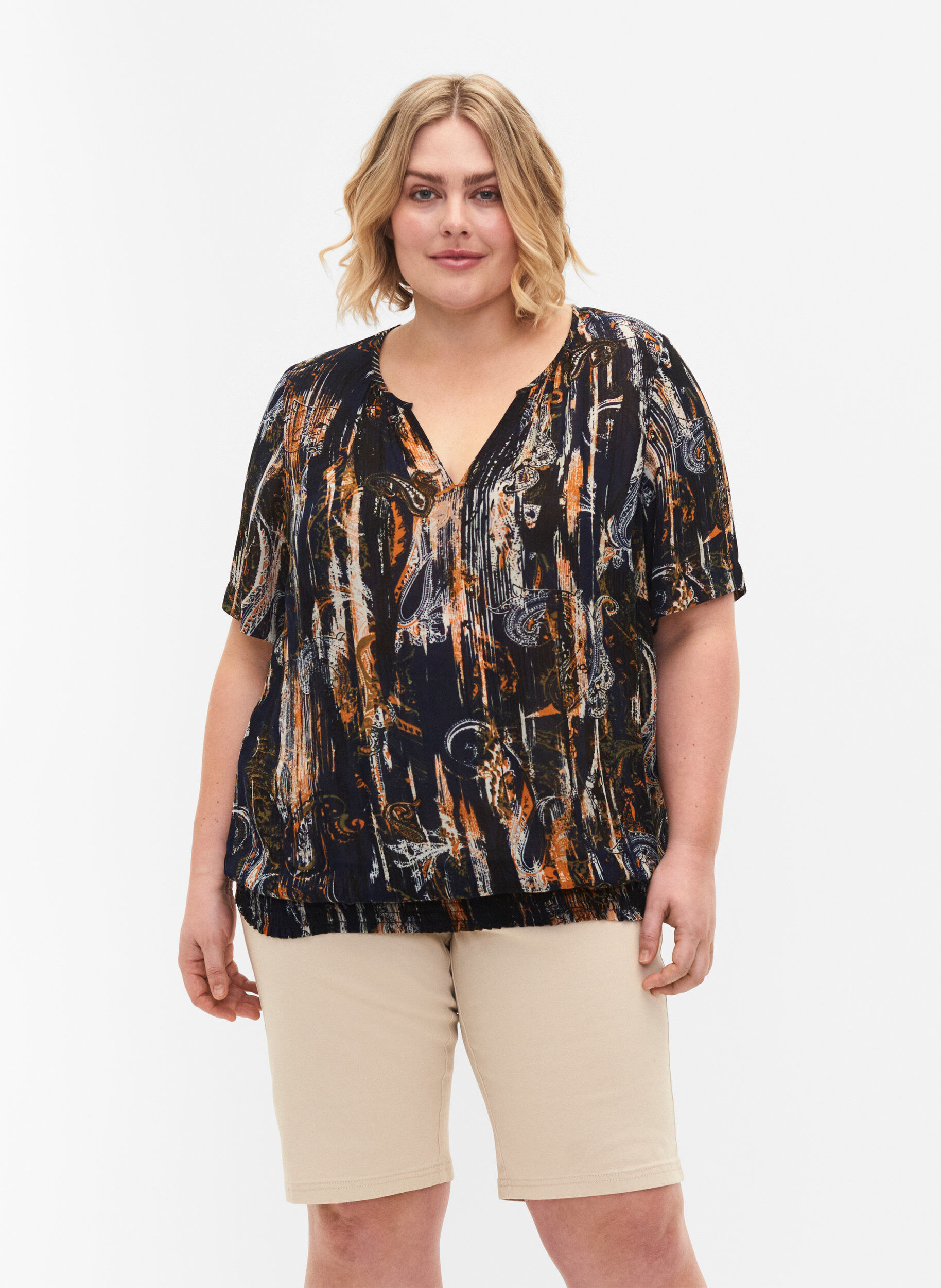 Zizzi Tettsittende shorts med baklommer, Fog, Model image number 0