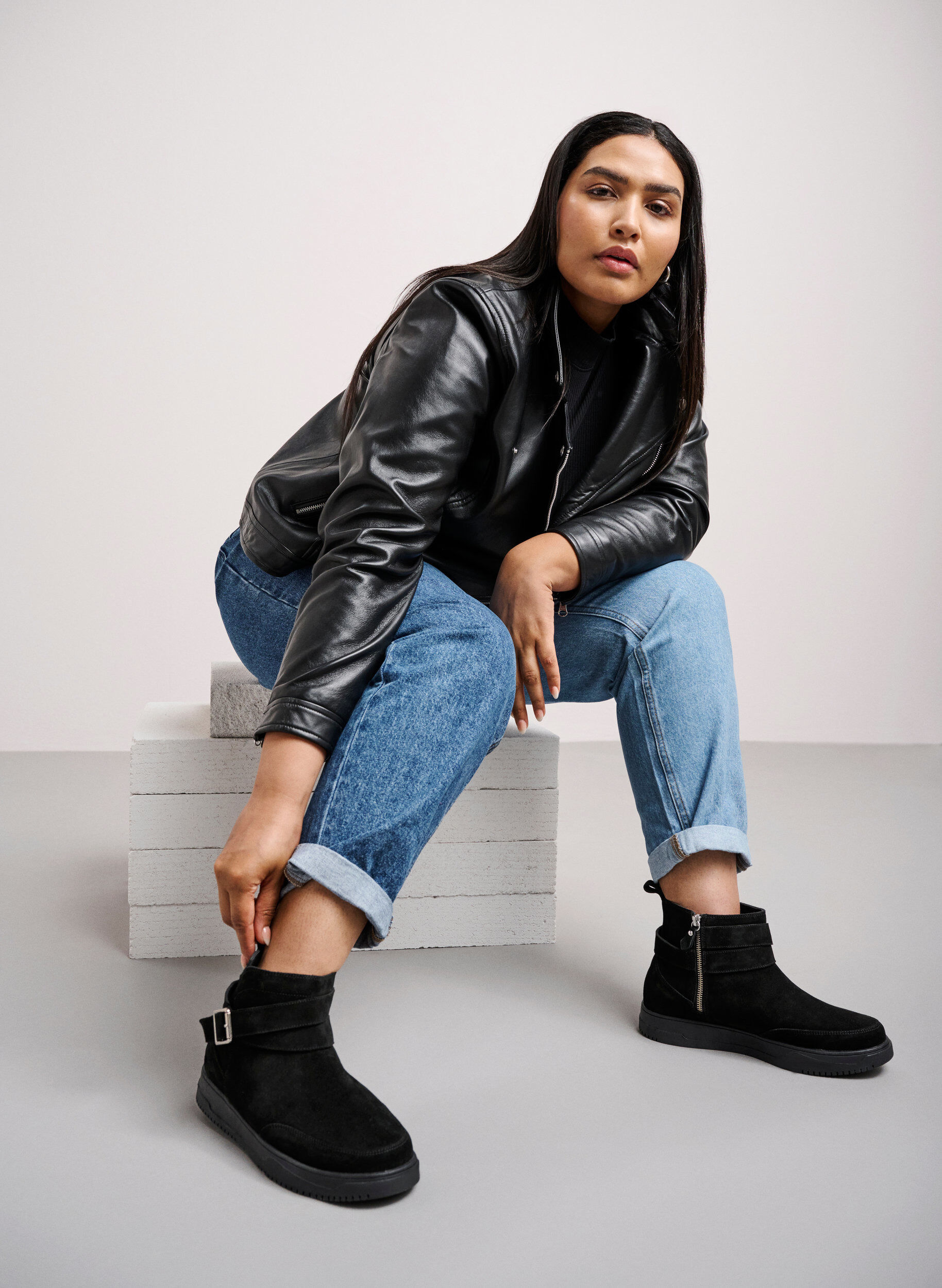 Zizzi Lave st&oslash;vler i semsket skinn med bred passform, Black, Image image number 0