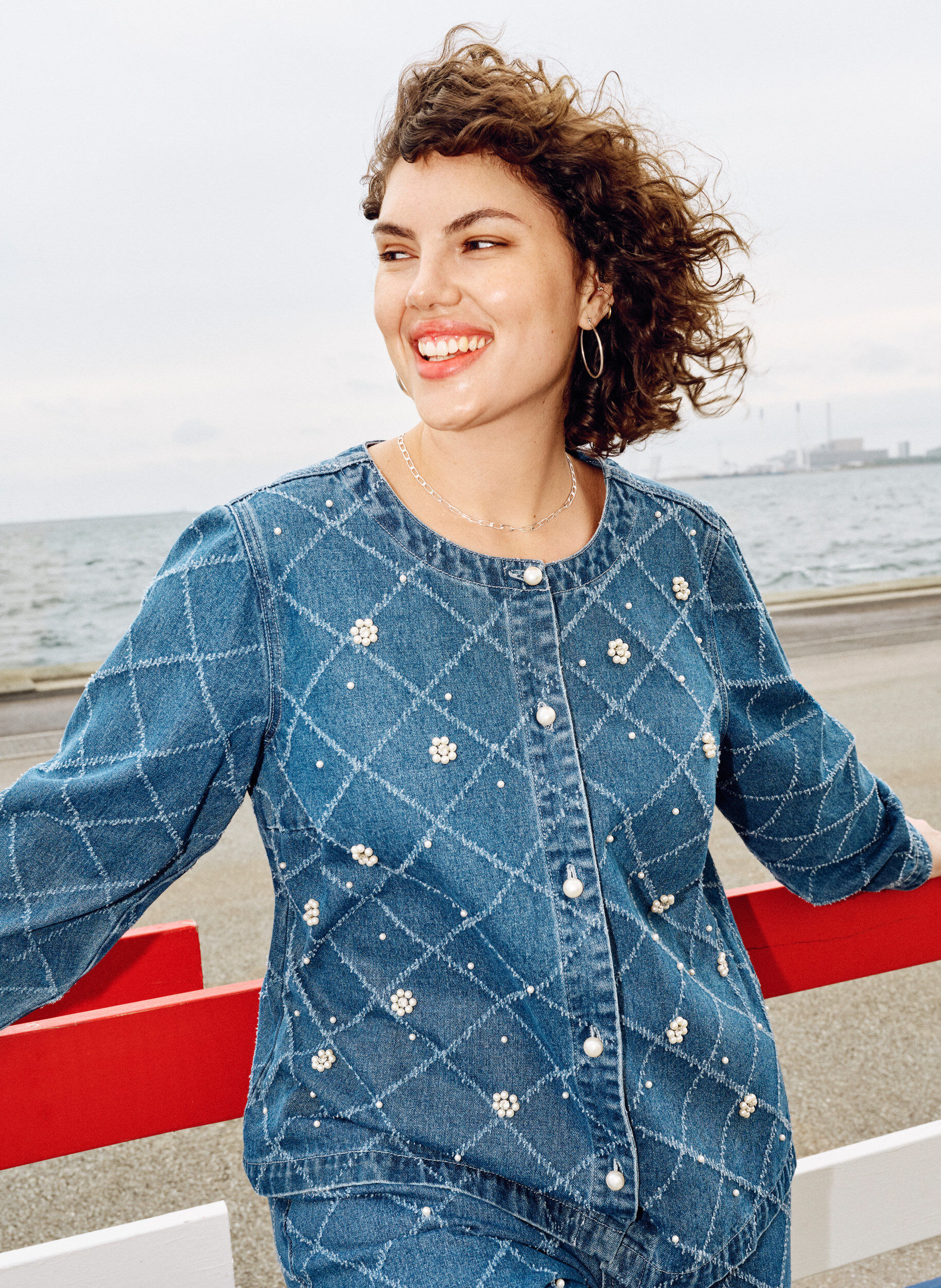 Zizzi Denimskjorte med &oslash;delagt m&oslash;nster og perledetaljer, Bl&aring;, Image image number 0