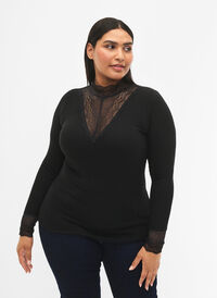 Ribbestrikket viskosebluse med blonder, Black, Model