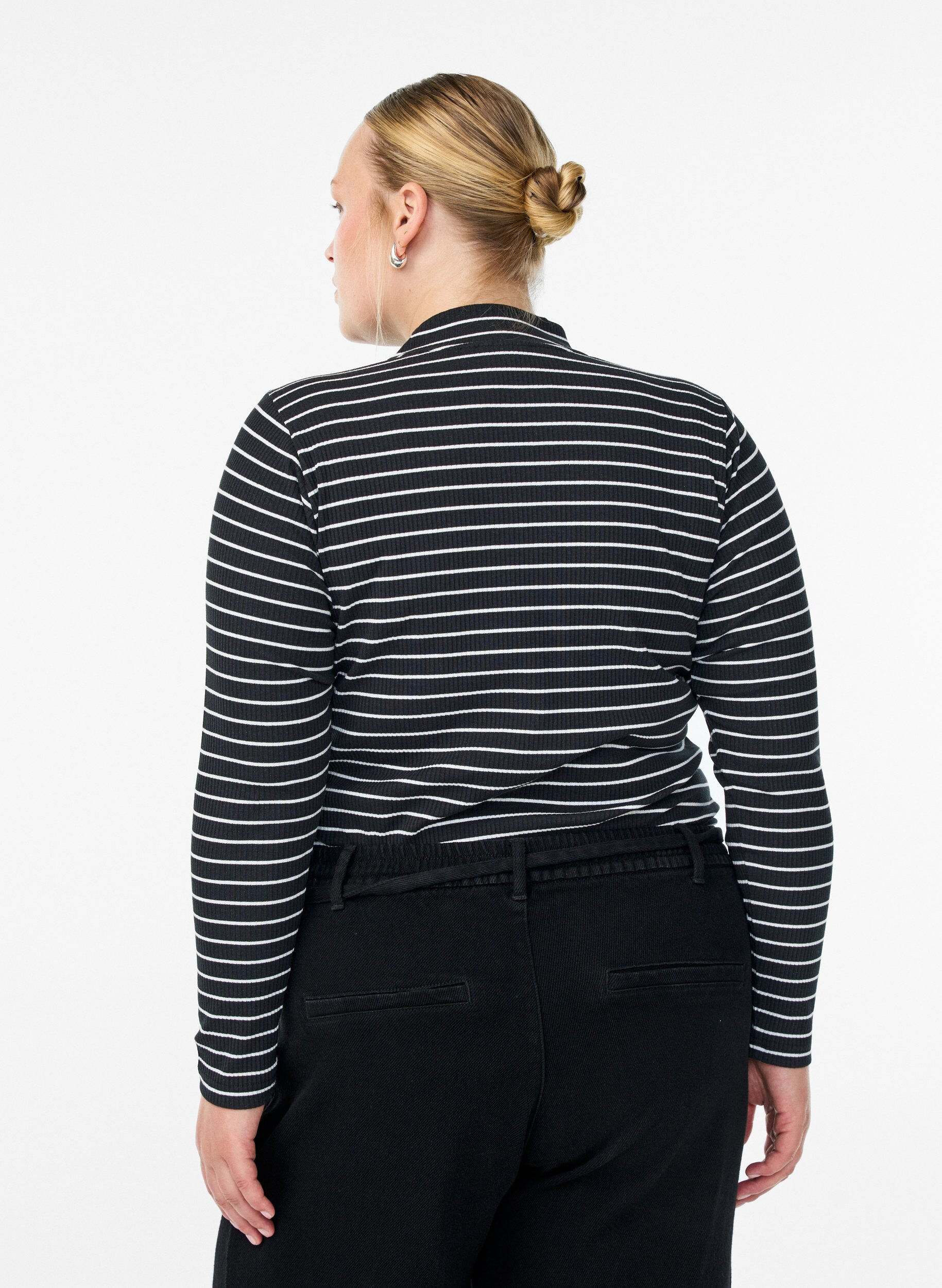 Zizzi Stripet ribbet jerseybluse med h&oslash;y hals, Svart, Model image number 2