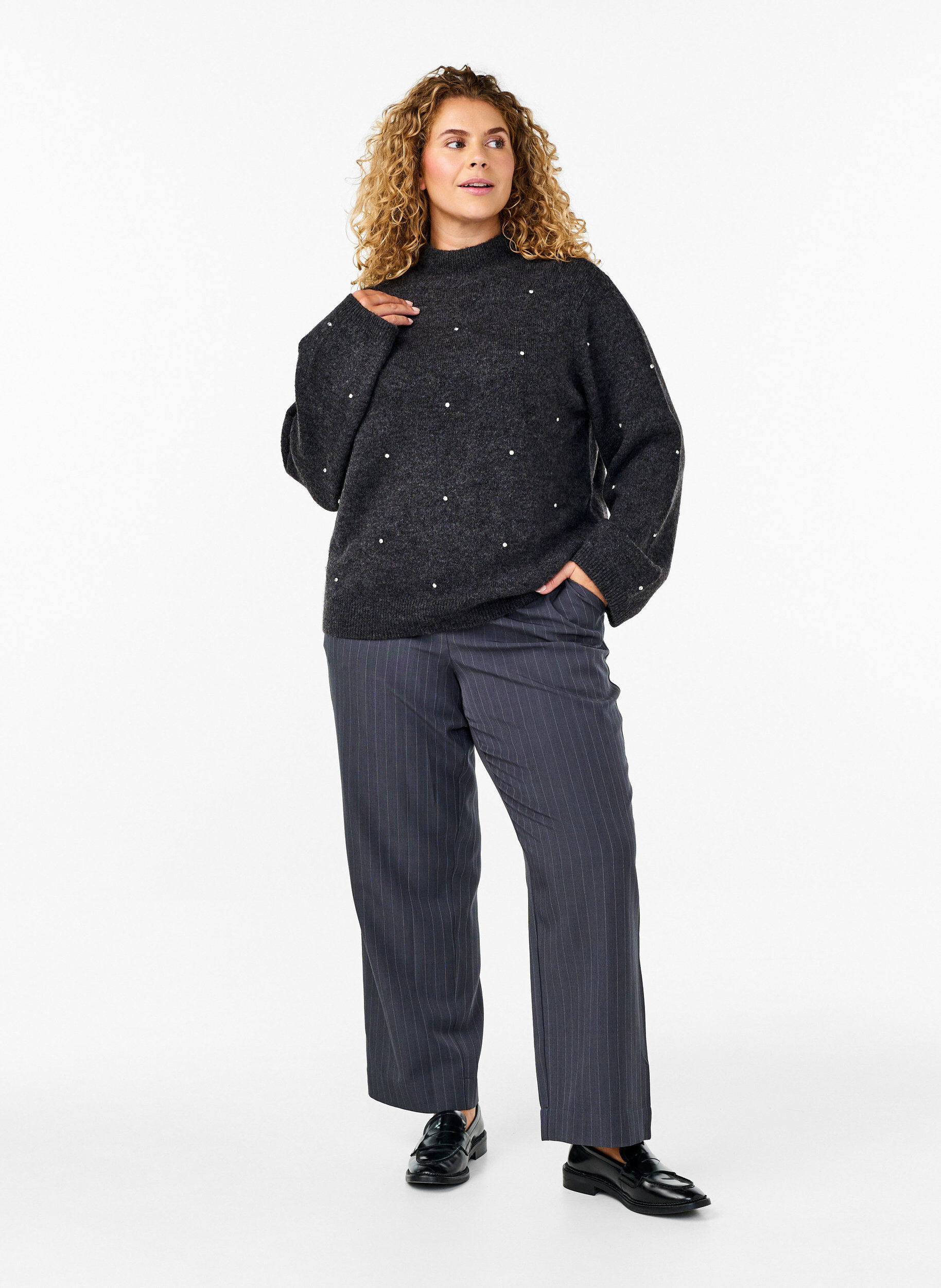 Zizzi Strikket bluse med smykkestein og h&oslash;y utringning, Dark Grey Melange, Model image number 2