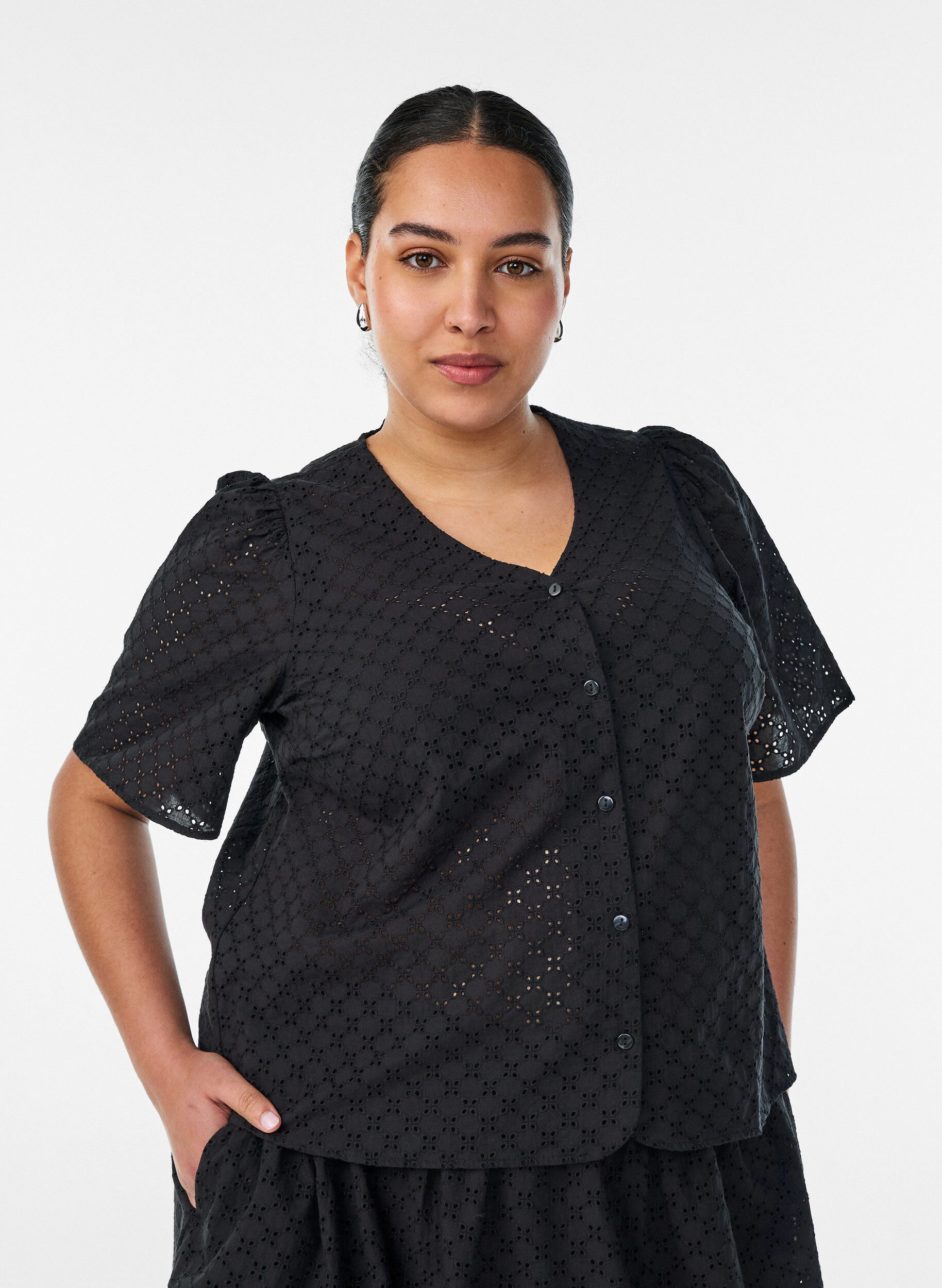 Bluse i broderie anglaise med knappelukking, Svart, Model