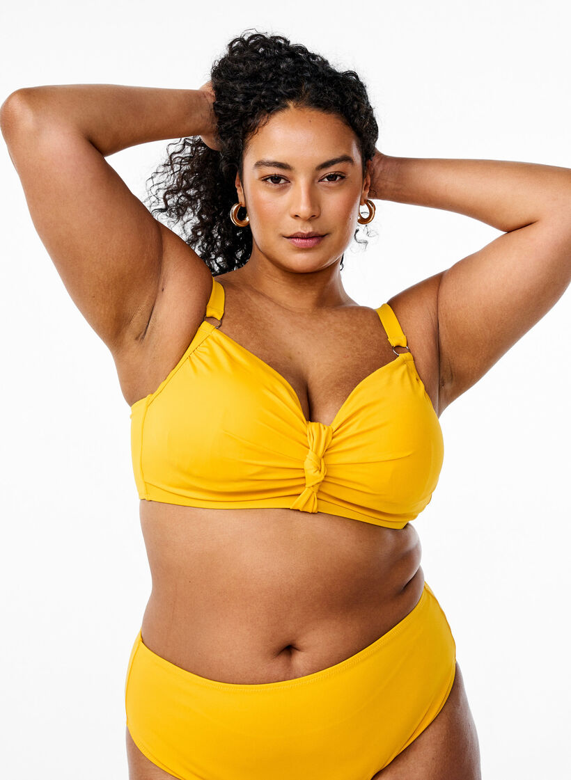 Bikini-topp med spiler og knutedetalj, Old gold, Model