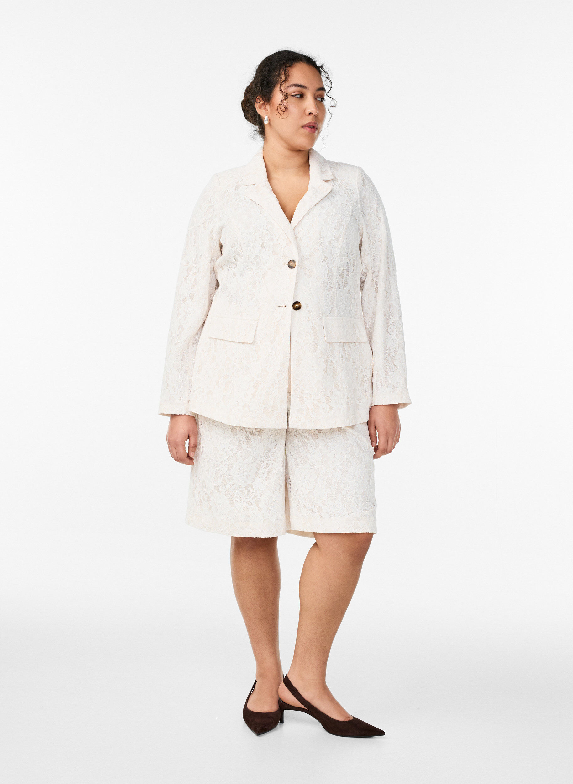 Bermudashorts med h&oslash;y midje og blonder, Vanilje, Model