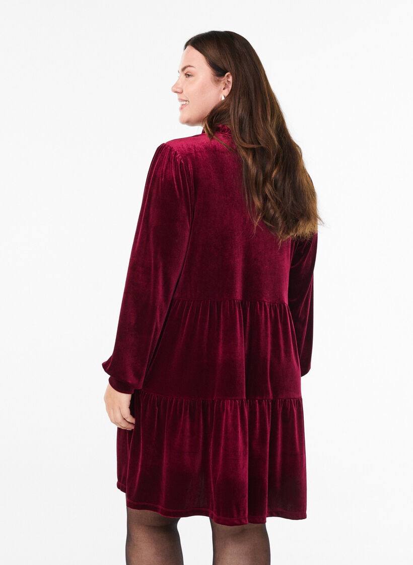 Kort velourkjole med volangkrage og lange ermer, Rød, Model image number 2