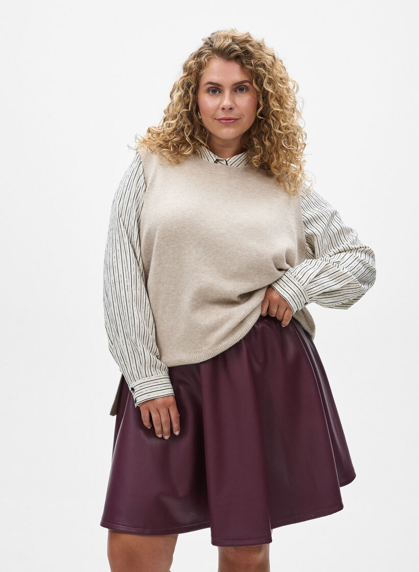 Kort skaterskjørt i imitert skinn, Vineyard Wine, Model