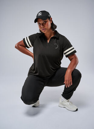 Zizzi Sporty poloskjorte med stripete detaljer, Svart, Image image number 0