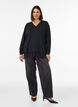 Strikkebluse med V-hals og blondekant, Svart, Model image number 1