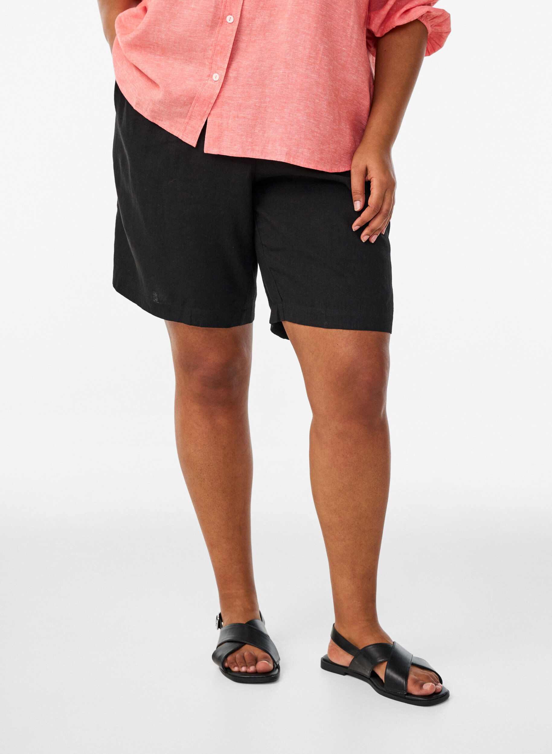 Zizzi H&oslash;ymidjede shorts i lin og viskose, Svart, Model image number 3