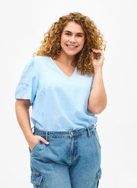 Kortermet bluse i viskose med broderi, Blå Kortermet bluse i viskose med broderi, Blå, Model