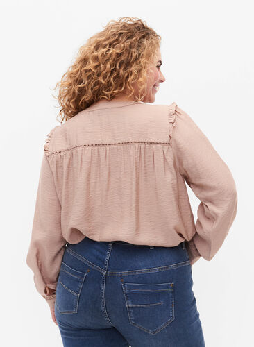 Skjortebluse med volanger og folder, Stucco, Model image number 1