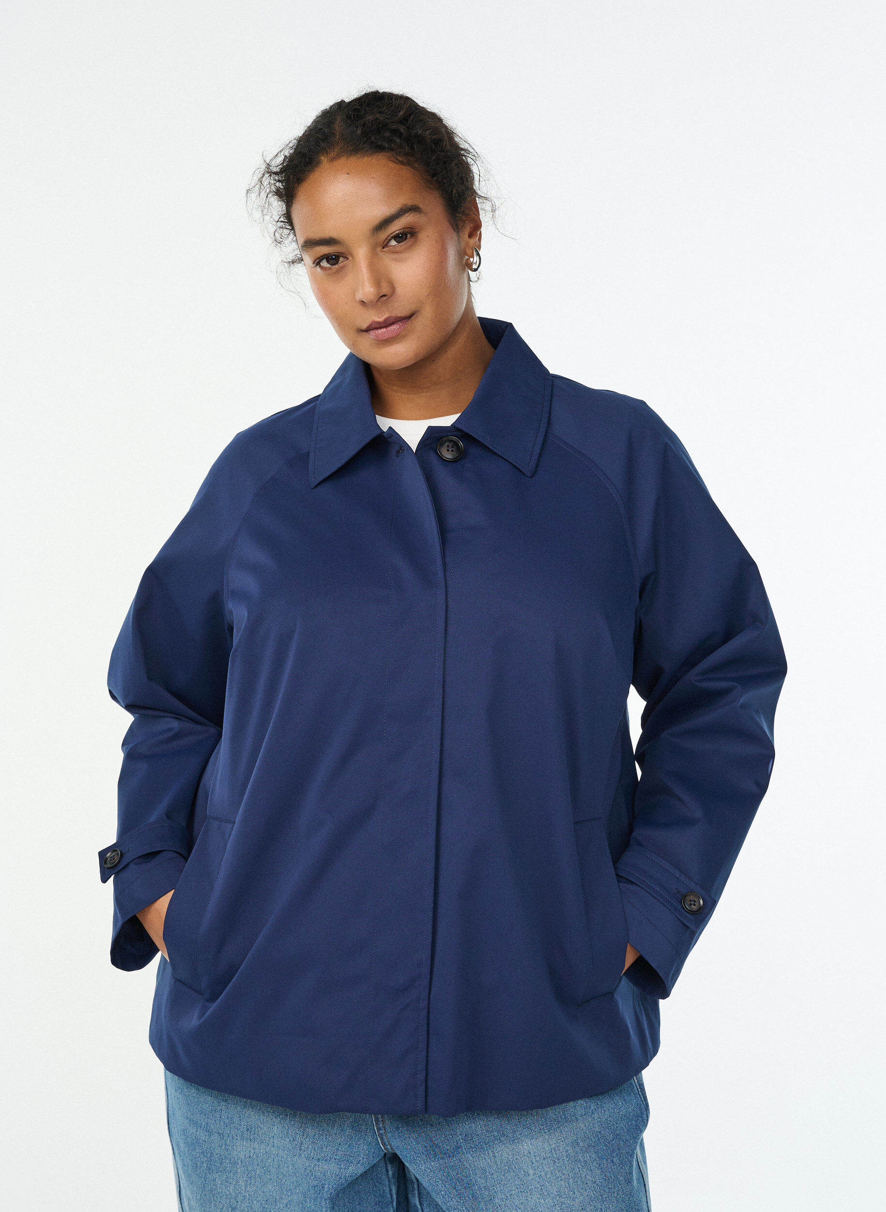 Kort trenchcoat med krage og raglanermer, Bl&aring;, Model