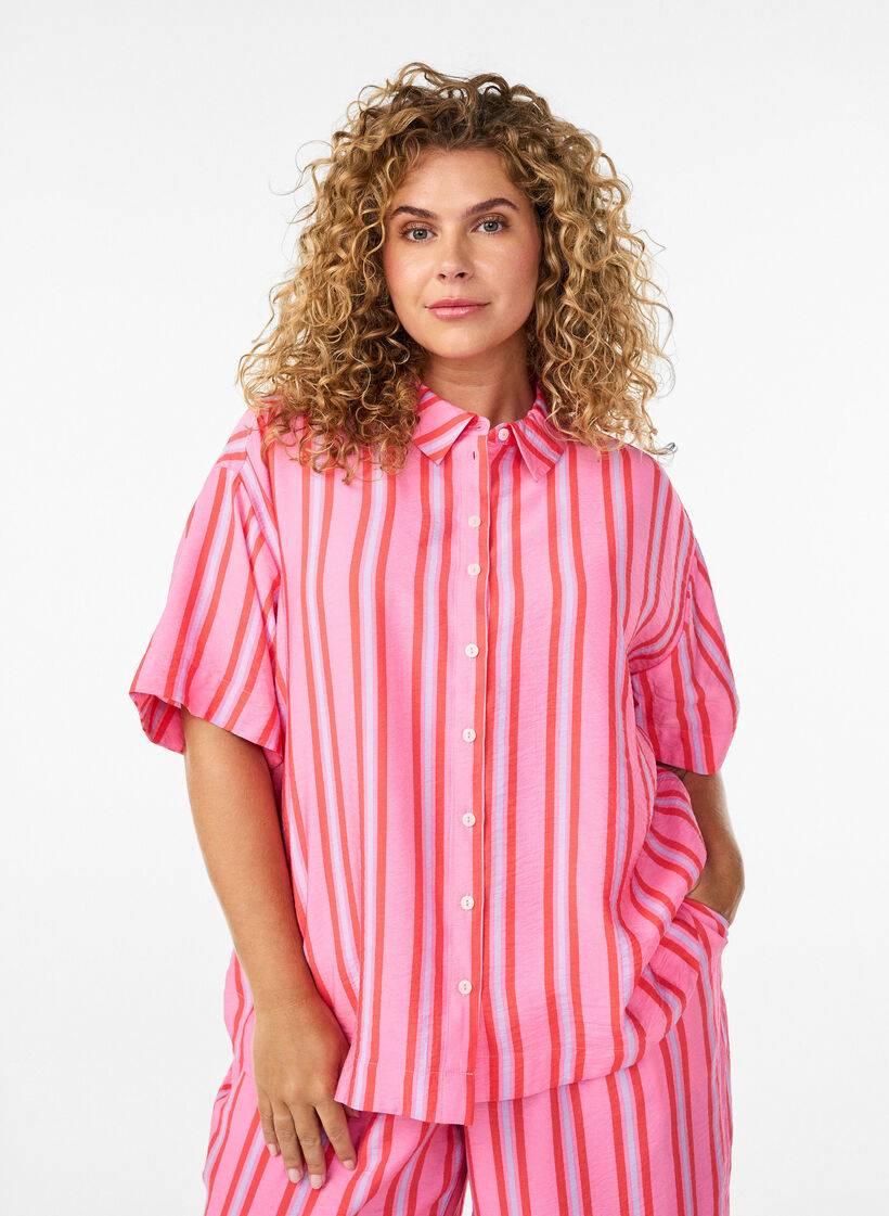 Stripet viskose skjorte med korte ermer, Rosa, Model image number 0