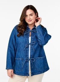 Denimjakke med knytelukking og lommer, Blue Denim Denimjakke med knytelukking og lommer, Blue Denim, Model