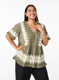 Kortermet bluse med volanger og grafisk mønster, Grønn Kortermet bluse med volanger og grafisk mønster, Grønn, Model