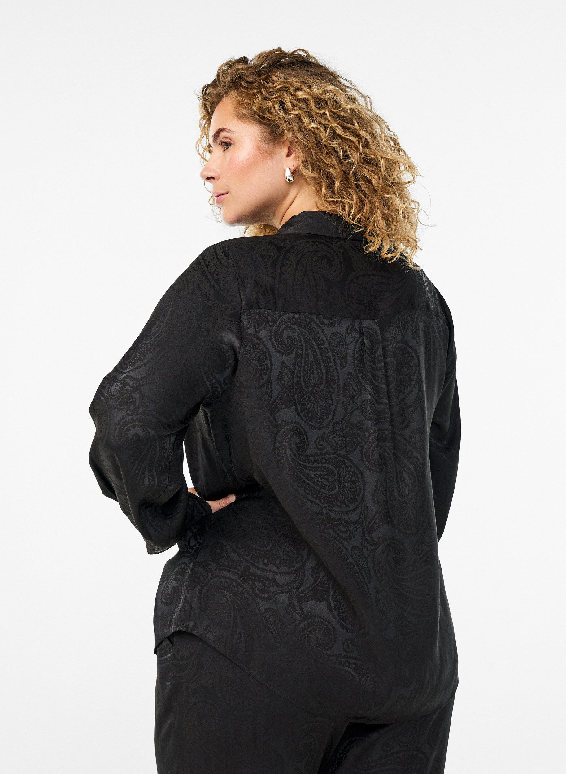 Zizzi Skjorte med tone-i-tone paisleym&oslash;nster, Svart, Model image number 2