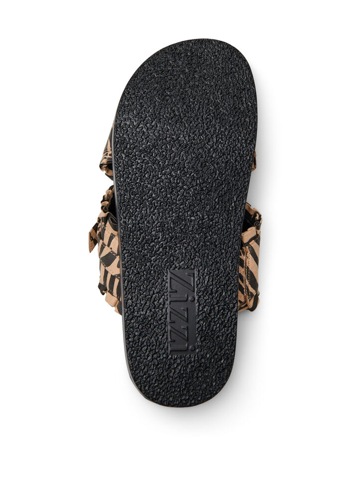 Wide fit - Slip-on sandal med volangkanter, Zebra AOP, Packshot