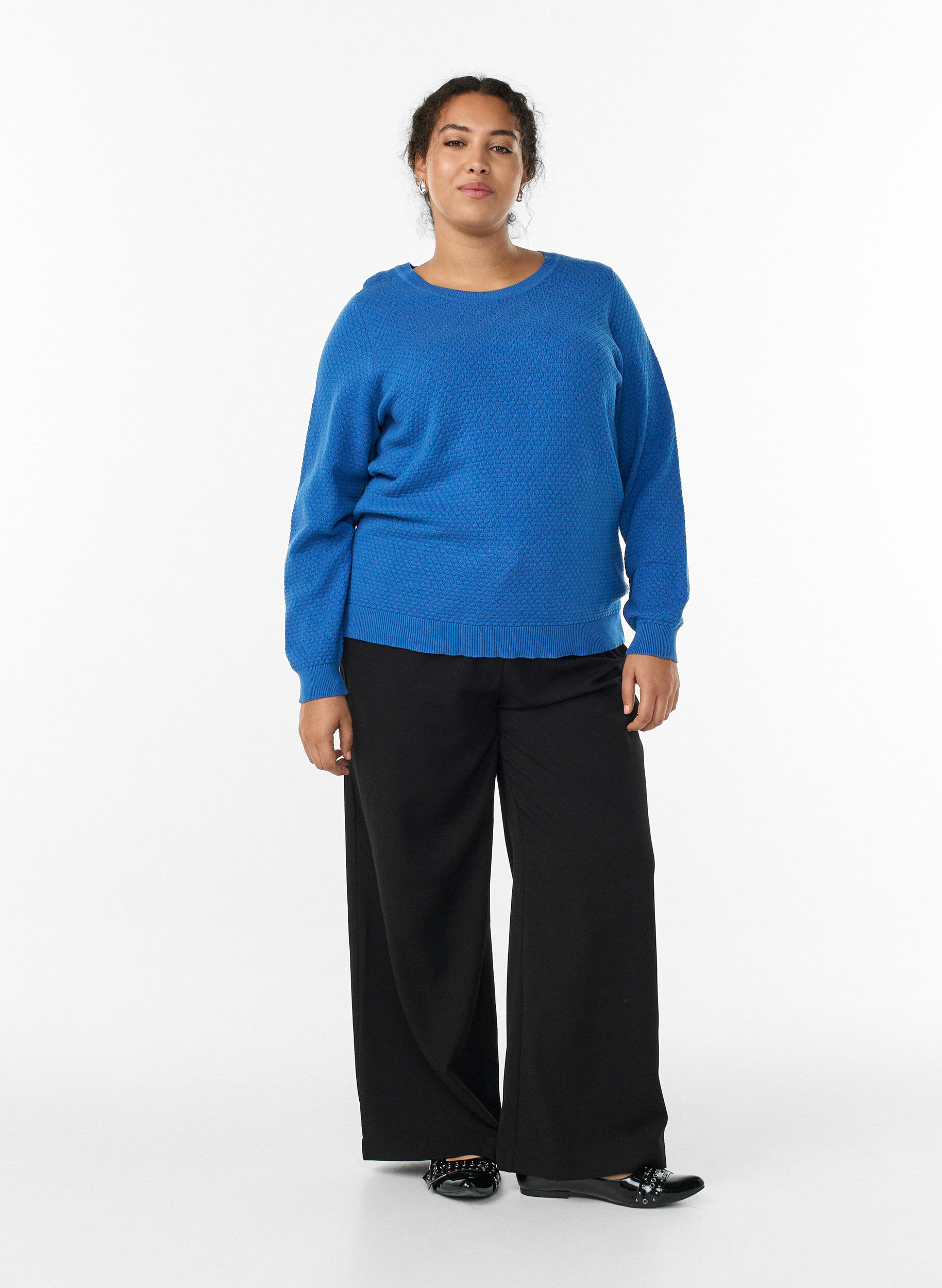 Zizzi Strikkebluse i bomull med strukturm&oslash;nster, Bl&aring;, Model image number 1