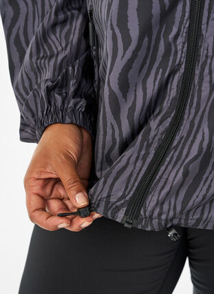 Zizzi Løpejakke med høy hals og justerbar fold, Grey Zebra AOP, Model image number 2
