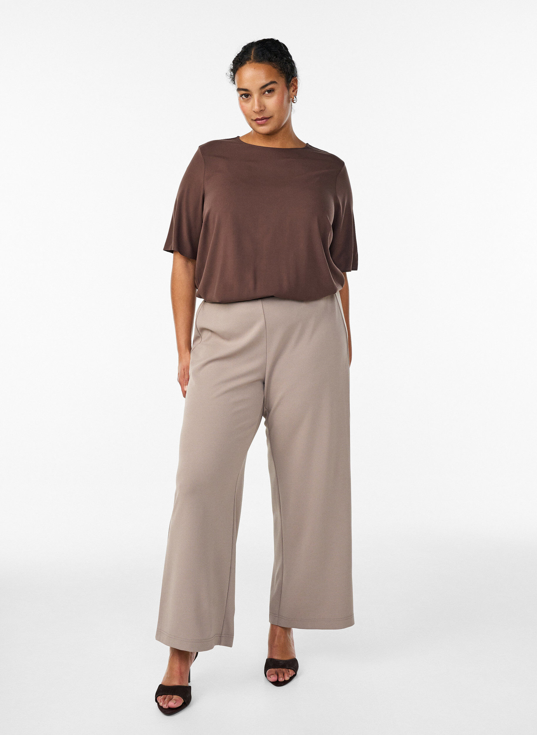 Zizzi FLASH &ndash; Vevet bluse med korte ermer og rund hals, Brun, Model image number 1