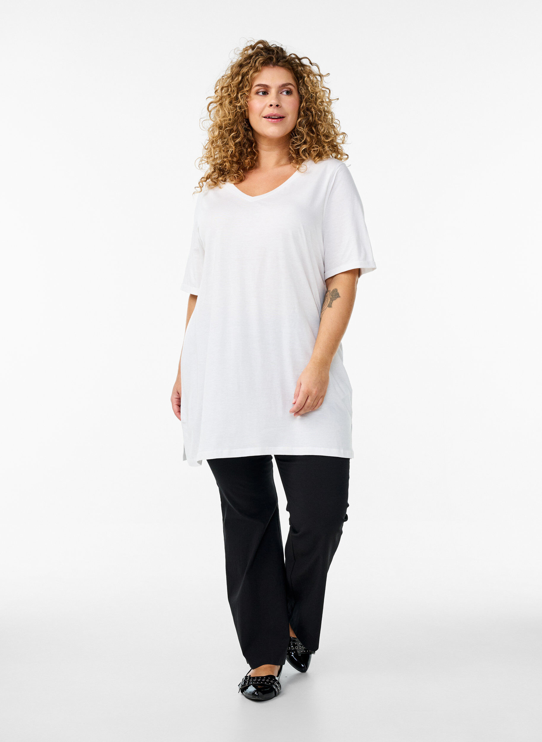 Zizzi Ensfarget oversized T-skjorte med V-hals, Hvit, Model image number 1