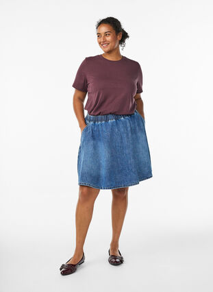Zizzi Kort denim skaterskjørt, Blue Denim, Model image number 2