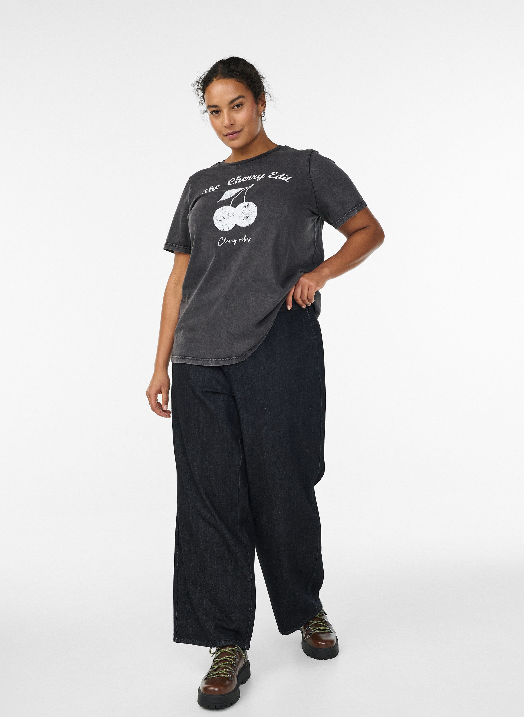 Zizzi &Oslash;kologisk bomulls-T-skjorte med trykk, Gr&aring;, Model image number 1