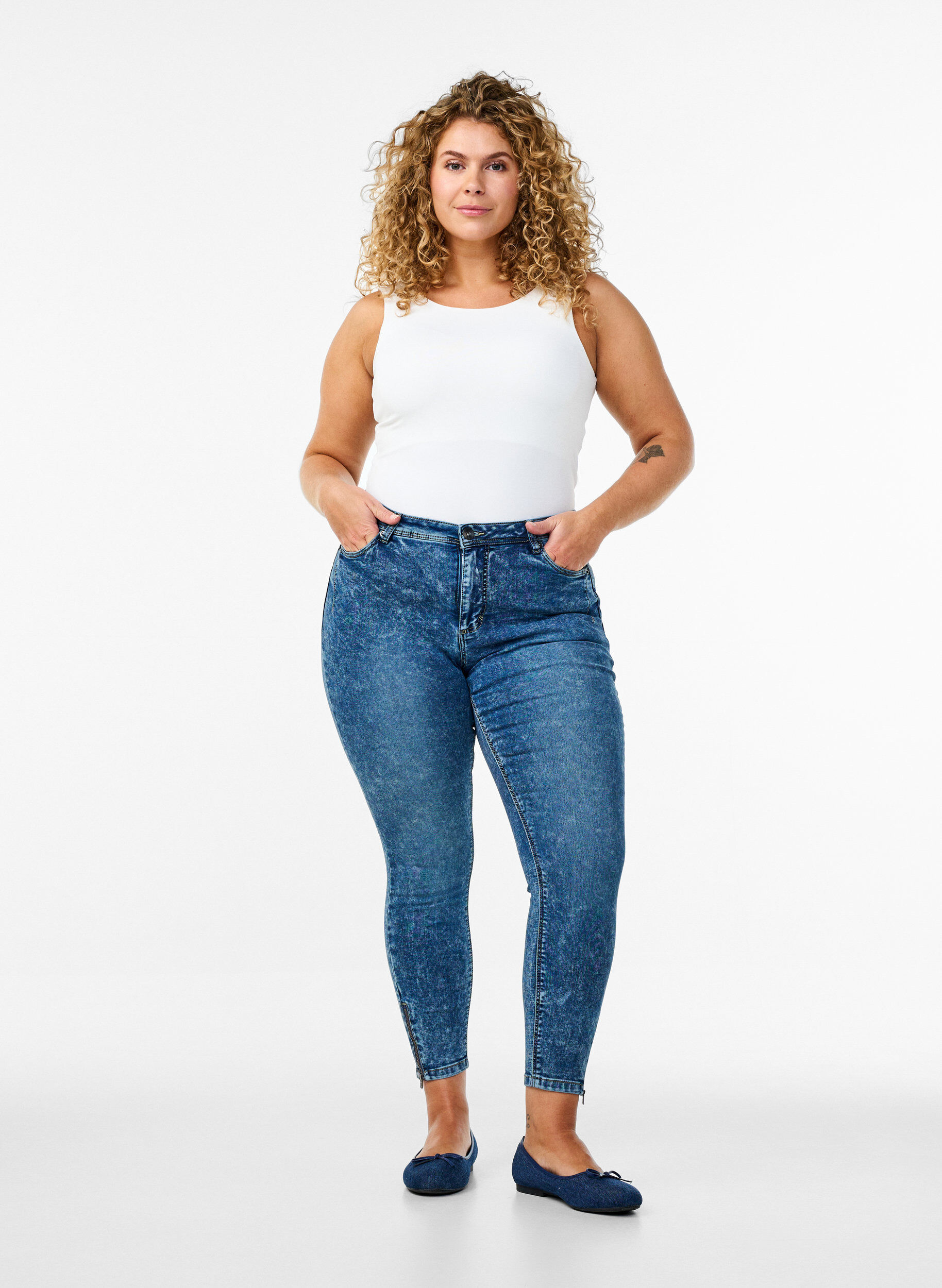 Zizzi Cropped Amy jeans med glidel&aring;sdetaljer, Bl&aring;, Model image number 0