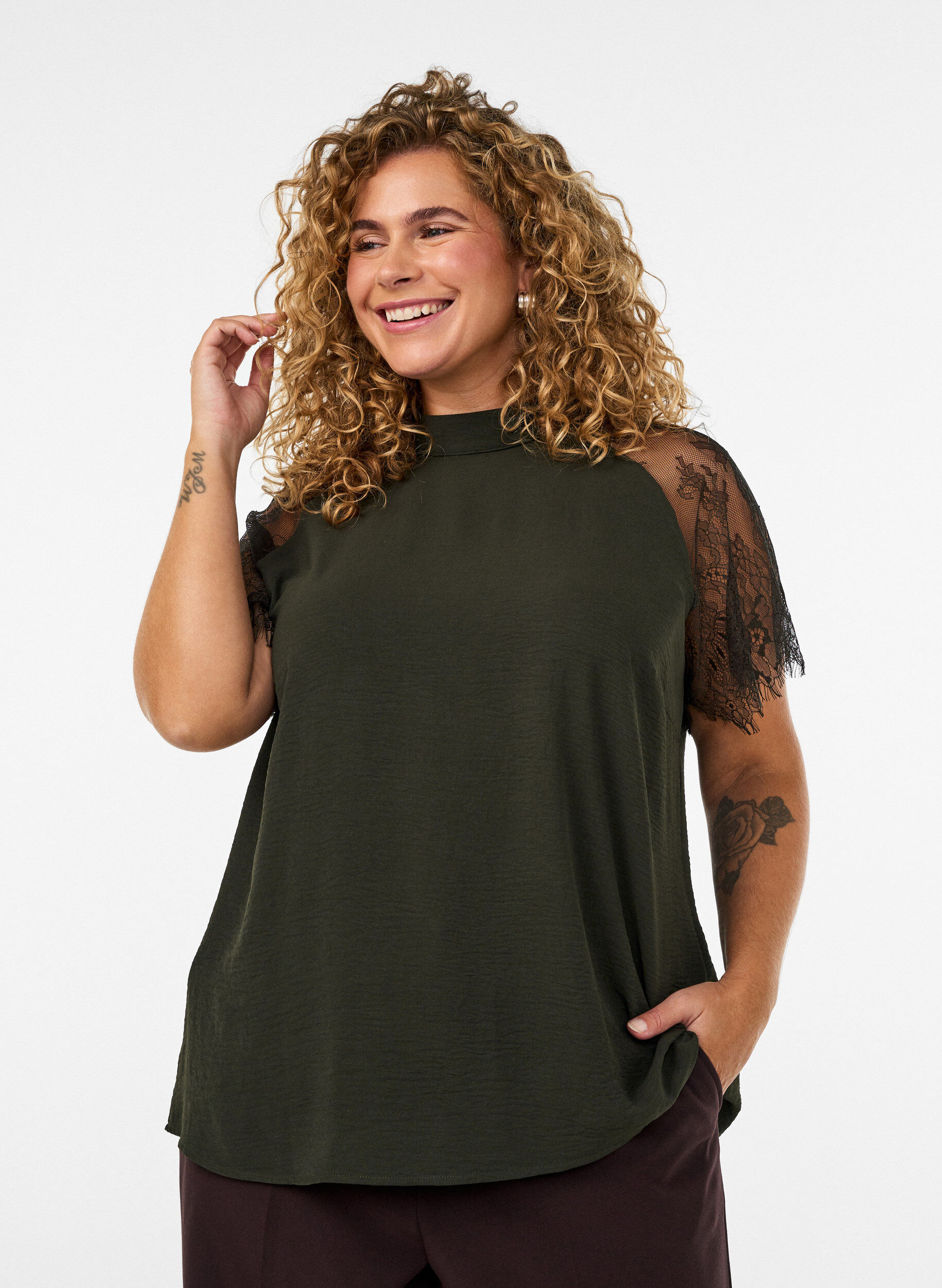 Bluse med korte blondeermer og h&oslash;y hals, Gr&oslash;nn, Model