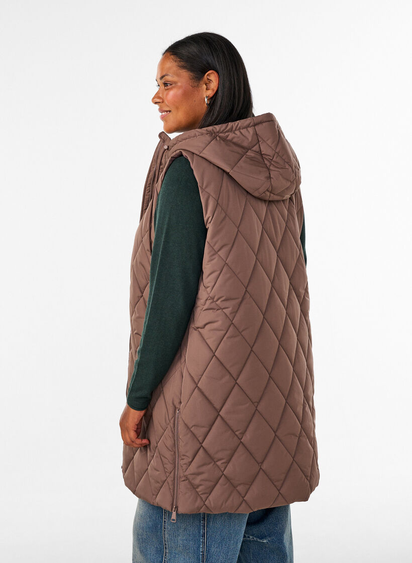 Mellomlang quiltet vest med hette, Brun, Model image number 2