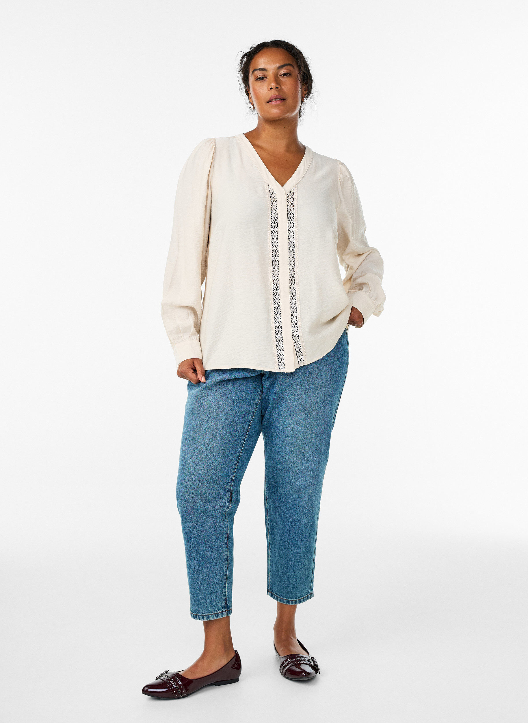 Zizzi Bluse med V-hals og broderte b&aring;nd, Beige, Model image number 1