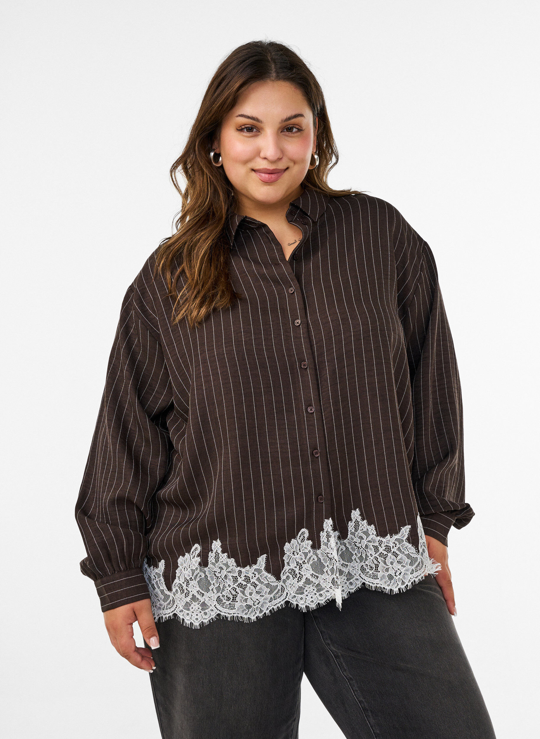 ZizziN&aring;lstripet skjorte med blondedetaljer, Brun, Model image number 0